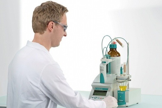 Determinação de água pelo método de Karl Fischer